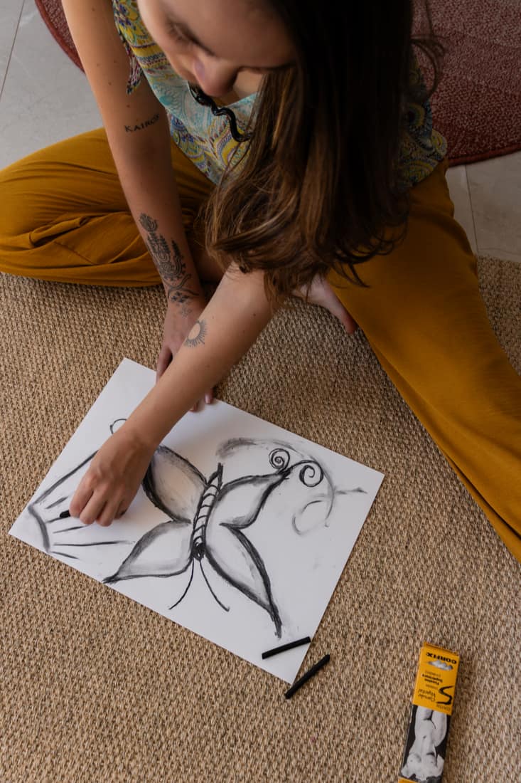 Desenho a carvão durante uma sessão de arteterapia