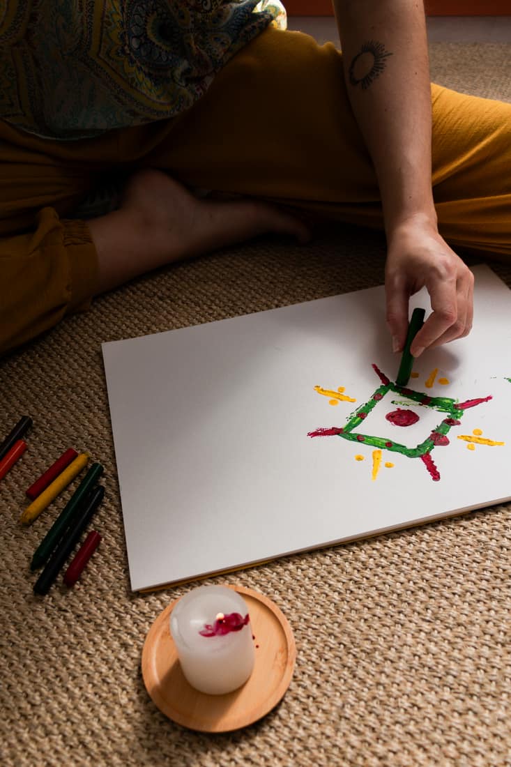 Desenho de uma mandala com giz de cera colorido