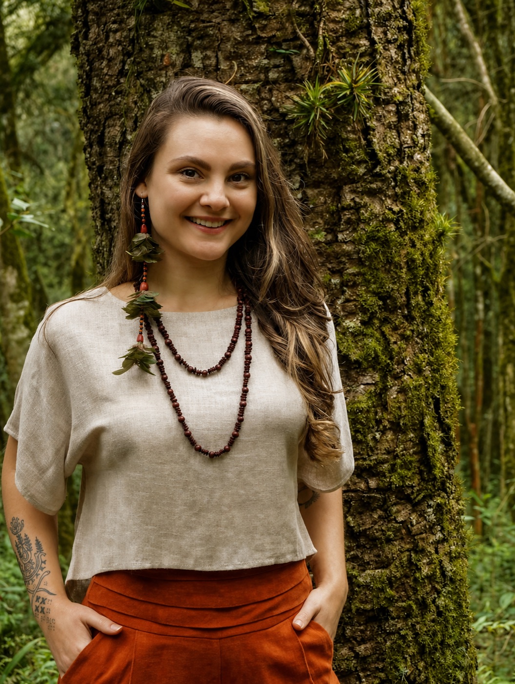 Janaína Liz Aquino em meio à natureza